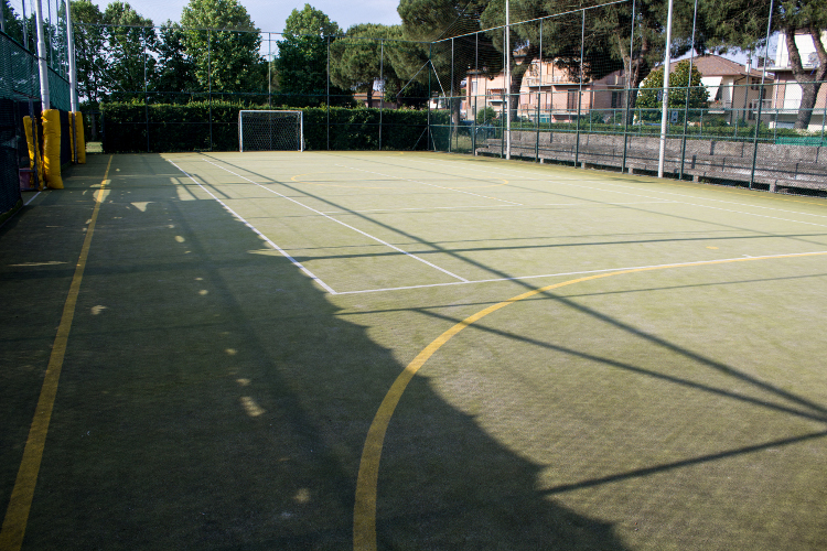 un campo da calcetto con tribuna al Play Park 3000